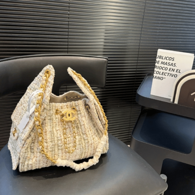 Chanel 25 Small Handbag Tweed And Gold Tone Metal 10.2 Inches AS5293 B21178 Nr774